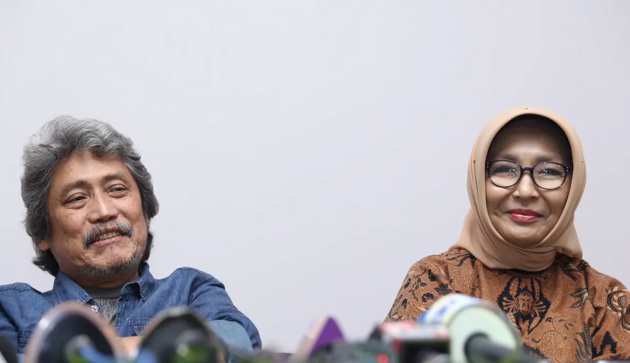 "Sakit saya disebabkan oleh waktu muda merokok. Saya merokok selama 20 tahun. Saya mengiklankan produk rokok selama 12 tahun. Jadi saluran pernapasan, lambung dan leher terganggu semua," kata Sam Bimbo. (Andy Masela/Bintang.com)