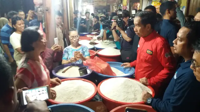 Jokowi berbelanja di Pasar Anyar, Tangerang. (Liputan6.com/Hanz Salim)