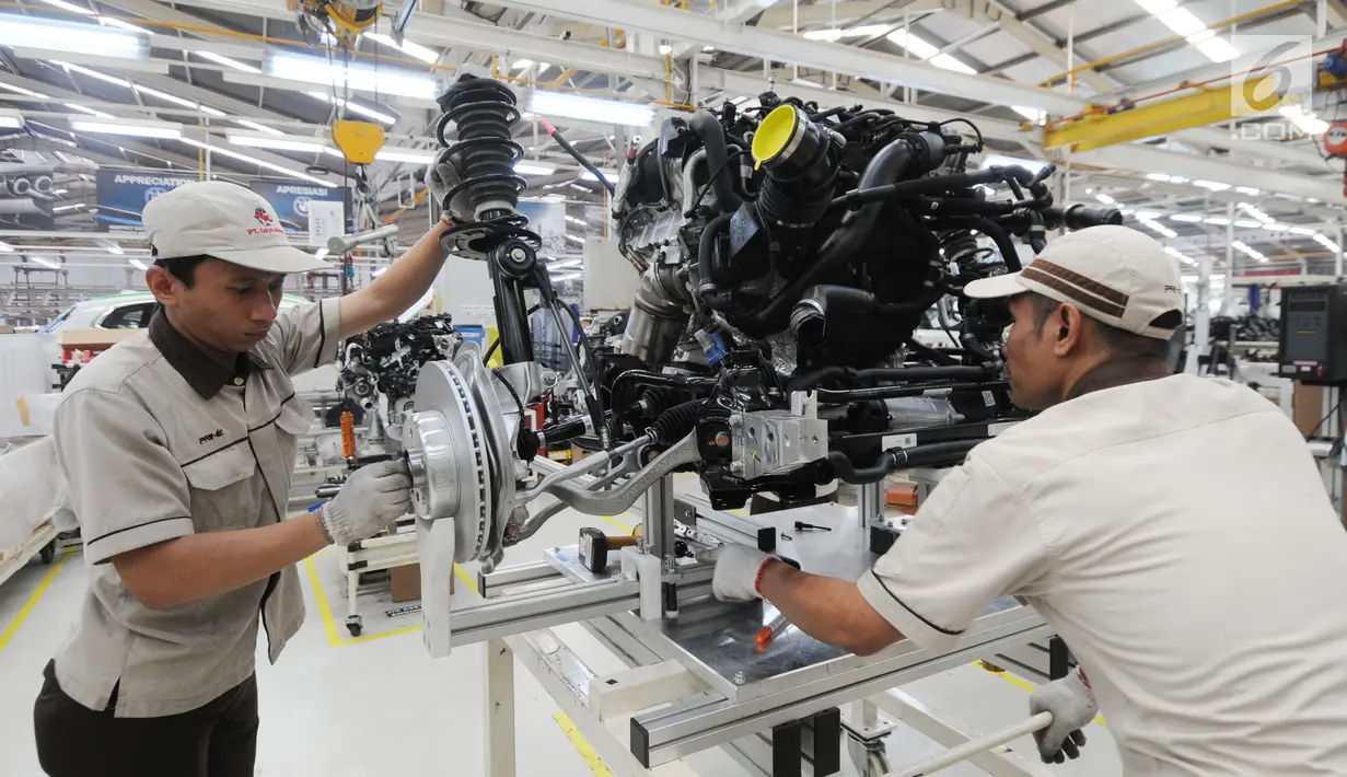 Pekerja merakit mesin mobil All New BMW X3 xDriver20i di PT Gaya Motor, Sunter, Jakarta, Rabu (18/7). All New BMW X3 xDriver20i rakitan dalam negeri ditawarkan dengan harga Rp 1.009.000.000. (Merdeka.com/Dwi Narwoko)