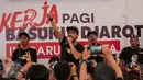 Vokalis Band Nidji, Giring Ganesha, menghibur warga dan relawan di Rumah Lembang, Jakarta, Rabu (1/2). Giring bersama komedian, Mongol menggelar aksi solidaritas sebagai bentuk dukungan kepada pasangan Ahok - Djarot. (Liputan6.com/Gempur M Surya)