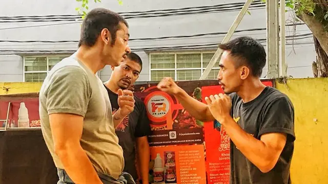 6 Penampilan Terbaru Abimana Aryasatya dengan Kumis Tebal Ini Bikin Pangling