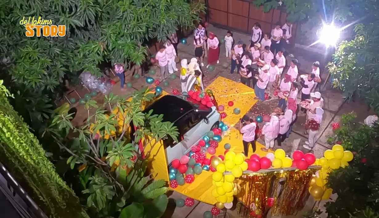 Kejutan begitu meriah dengan anak-anak dan para karyawannya.  Irfan dan keluarga mengenakan kostum kuning, sedangkan karyawannya kompak  mengenakan kaos putih. Kotak di buka  dan berhasil membuat perempuan lima orang anak itu kaget. [Youtube/deHakims Story]