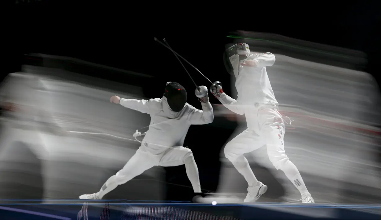 Atlet Hungaria, Geza Imre (kiri) sedang bertanding melawan atlet Korea Selatan, Seung Hwa Jung, dalam semifinal Kejuaraan Dunia Anggar 2015 di Moscow, Rusia. (15/7/2015). (REUTERS/Grigory Dukor)