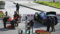 Pihak berwenang menyelidiki tempat kejadian setelah seorang pria menabrakkan mobil ke dua petugas di barikade di Capitol Hill, Washington, Amerika Setikat, Jumat (2/4/2021). Tersangka keluar dari kendaraan dengan pisau di tangan dan menerjang petugas. (AP Photo/Alex Brandon)
