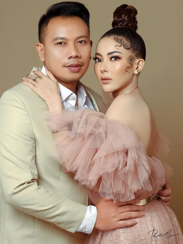 Sempat Disebut Orang Ketiga, Ini 6 Pemotretan Vicky Prasetyo dan Ayu Aulia
