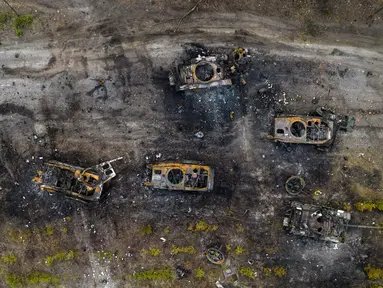 Kendaraan lapis baja Rusia yang hancur terlihat di pinggiran Kiev, Ukraina, 31 Maret 2022. Pasukan Rusia menembaki pinggiran Kota Kiev, dua hari setelah Kremlin mengumumkan akan secara signifikan mengurangi operasi dekat Ibu Kota dan Chernihiv. (AP Photo/Rodrigo Abd)