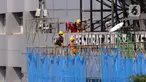 Pekerja melakukan perawatan gedung bertingkat di Jakarta, Rabu (28/7/2021). Menteri Koordinator Bidang Perekonomian Airlangga Hartarto mengungkapkan selain pekerja di wilayah PPKM Level 4, subsidi upah juga akan diberikan kepada pekerja di wilayah PPKM Level 3. (Liputan6.com/Angga Yuniar)