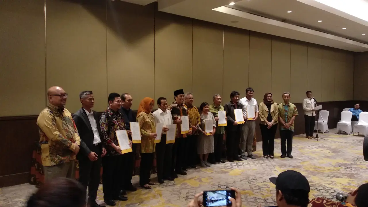 Panelis dan Moderator Debat Ketiga Tandatangani Pakta Integritas