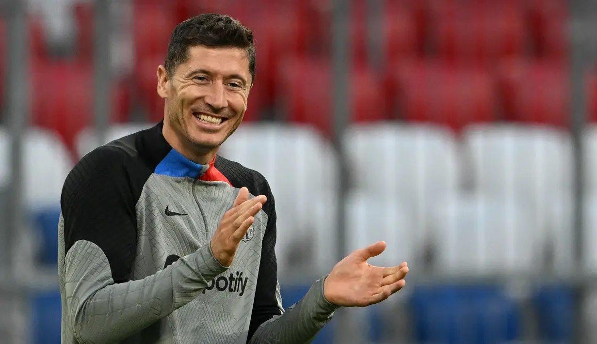 Robert Lewandowski sendiri telah mengawali hasil yang baik di awal musim debutnya bersama Barcelona. Ia total telah mencetak 9 gol dan 2 assist dalam 6 laga di musim 2022/2023. Di matchday pertama fase grup Liga Champions 2022/2023 ia bahkan mampu mencetak hattrick dalam kemenangan 5-1 Barcelona atas Viktoria Plzen. (AFP/Christof Stache)