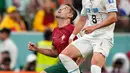 Pemain Uruguay Facundo Pellistri (kiri) berebut bola dengan pemain Portugal Raphael Guerreiro pada pertandingan sepak bola Grup H Piala Dunia 2022 di Stadion Lusail, Lusail, Qatar, 28 November 2022. Portugal mengalahkan Uruguay dengan skor 2-0. (AP Photo/Martin Meissner)
