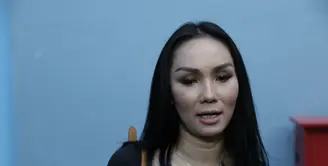 Selain Melanie Subono yang berseteru dengan Doni Herdanu. Kalina Octarani juga mengalami nasib yang sama dengan Melanie. 3 anjing piaraannya, juga tidak diketahui meninggal dunia. (Galih W. Satria/Bintang.com)