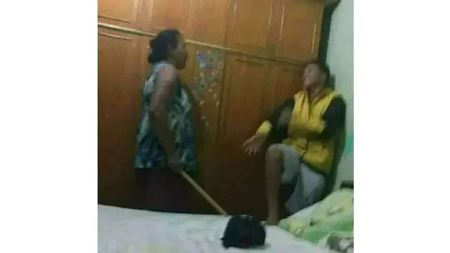 6 Kelakuan Kocak Emak-Emak Saat Emosi Ini Bikin Nyengir