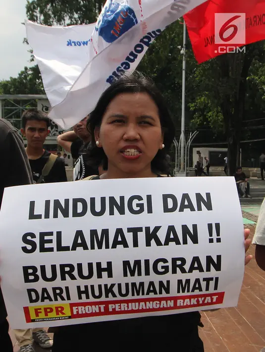 Massa berunjuk rasa memperingati Hari Buruh Migran Internasional 2018 di depan Istana Merdeka, Jakarta, Selasa (18/12). Mereka meminta pemerintah menciptakan layanan kesehatan dan pendidikan gratis bagi Buruh Migran Indonesia. (Merdeka.com/Imam Buhori)