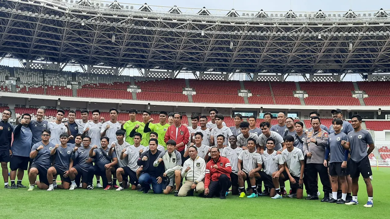 Presiden Joko Widodo (Jokowi) menggelar pertemuan dengan pelatih dan pemain Timnas U-20 Indonesia di Stadion Utama Gelora Bung Karno (GBK) Jakarta, Sabtu (31/3/2023). (Foto: Lizsa Egaham/Liputan6.com)