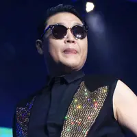 Malam itu, PSY mengenakan baju tanpa lengan dan kaca mata warna hitam. Para penonton yang hadir seperti terhipnotis mengikuti menari idolanya yang begitu semangat di atas panggung. (Adrian Putra/Bintang.com)