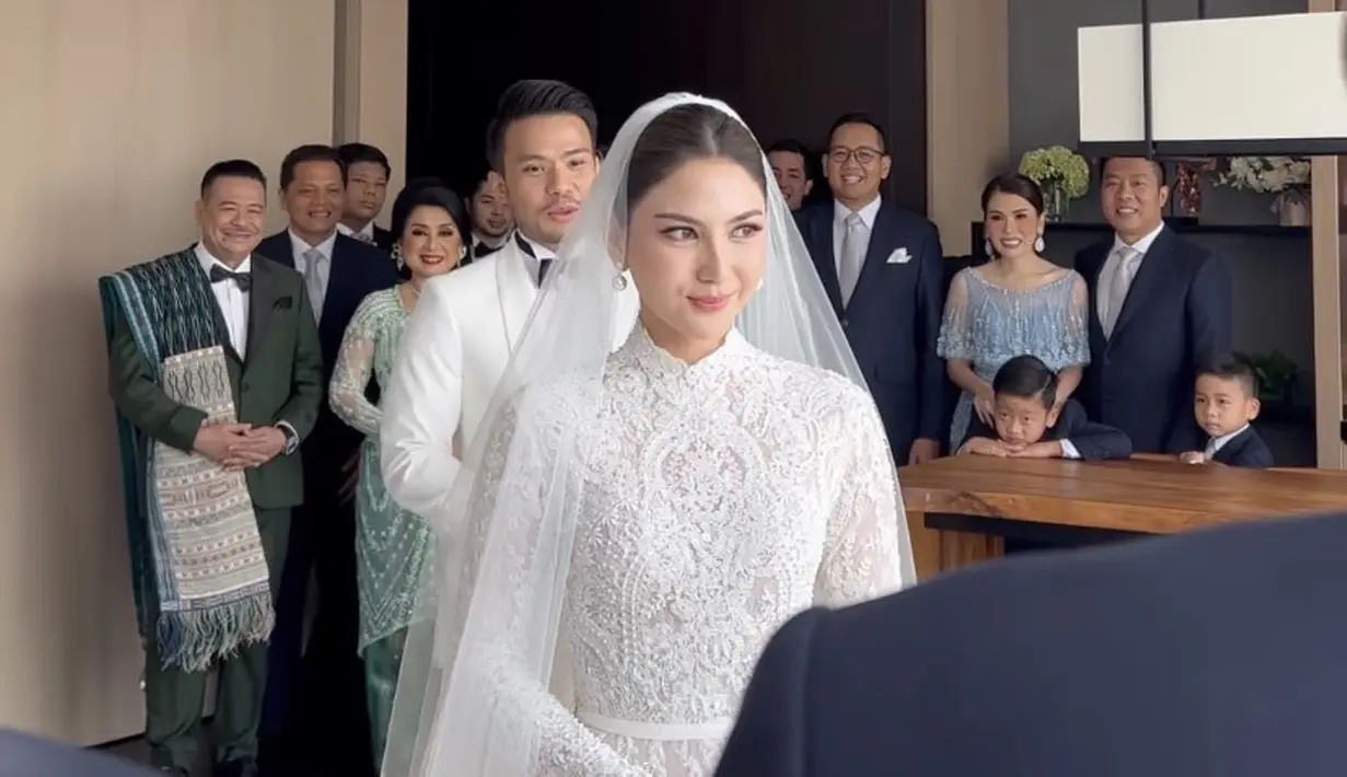 Untuk riasan, Jessica tampil menawan dengan makeup flawless. Hanya terlihat lipstik pink, dan riasan mata yang lebih tajam. Credit: (@jscmila)