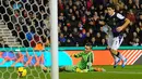 Luis Suarez (kanan) mencetak gol kedua untuk Liverpool, melewati kiper Stoke City Jack Butland saat pertandingan sepak bola Liga Utama Inggris antara Stoke City melawan Liverpool di The Britannia stadion, pada (12/01/14) waktu setempat.(Foto: AFP/Andrew Y