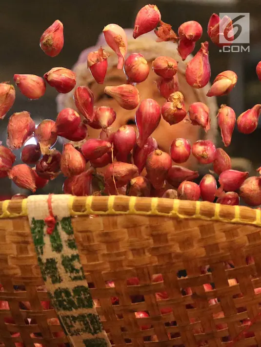 Seorang pedagang memilah bawang merah yang dijual di Pasar Induk Kramat Jati, Jakarta, Selasa (2/4/2019). Sejumlah pedagang di Pasar Induk Kramat Jati mengaku harga bawang merah dan bawang putih relatif stabil, meskipun terjadi kenaikan harga di beberapa daerah. (Liputan6.com/Immanuel Antonius)