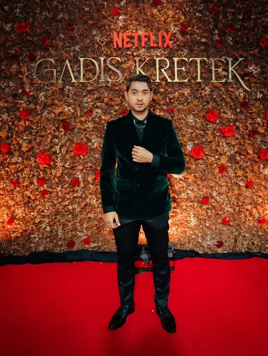 Arya Saloka terlihat necis dengan setelan jas velvet bewarna hitam. Kemeja hitam yang dikenakannya dipadukan dengan rantai emas [@hagaipakan]