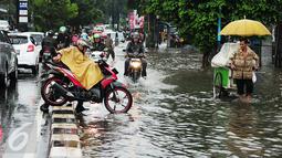 Pengendara motor terpaksa memutar arah dan melintas di pembatas jalan akibat banjir di kawasan Kemang, Jakarta, Selasa (4/10). Hujan deras yang mengguyur Jakarta kembali menyebabkan kawasan Kemang tergenang air setinggi 40 cm (Liputan6.com/Gempur M Surya)
