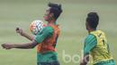 Bek Barito Putera, Hansamu Yama, berusaha mengontrol bola saat seleksi Timnas Indonesia U-22 di Lapangan SPH Karawaci, Banten, Kamis (23/2/2017). (Bola.com/Vitalis Yogi Trisna)