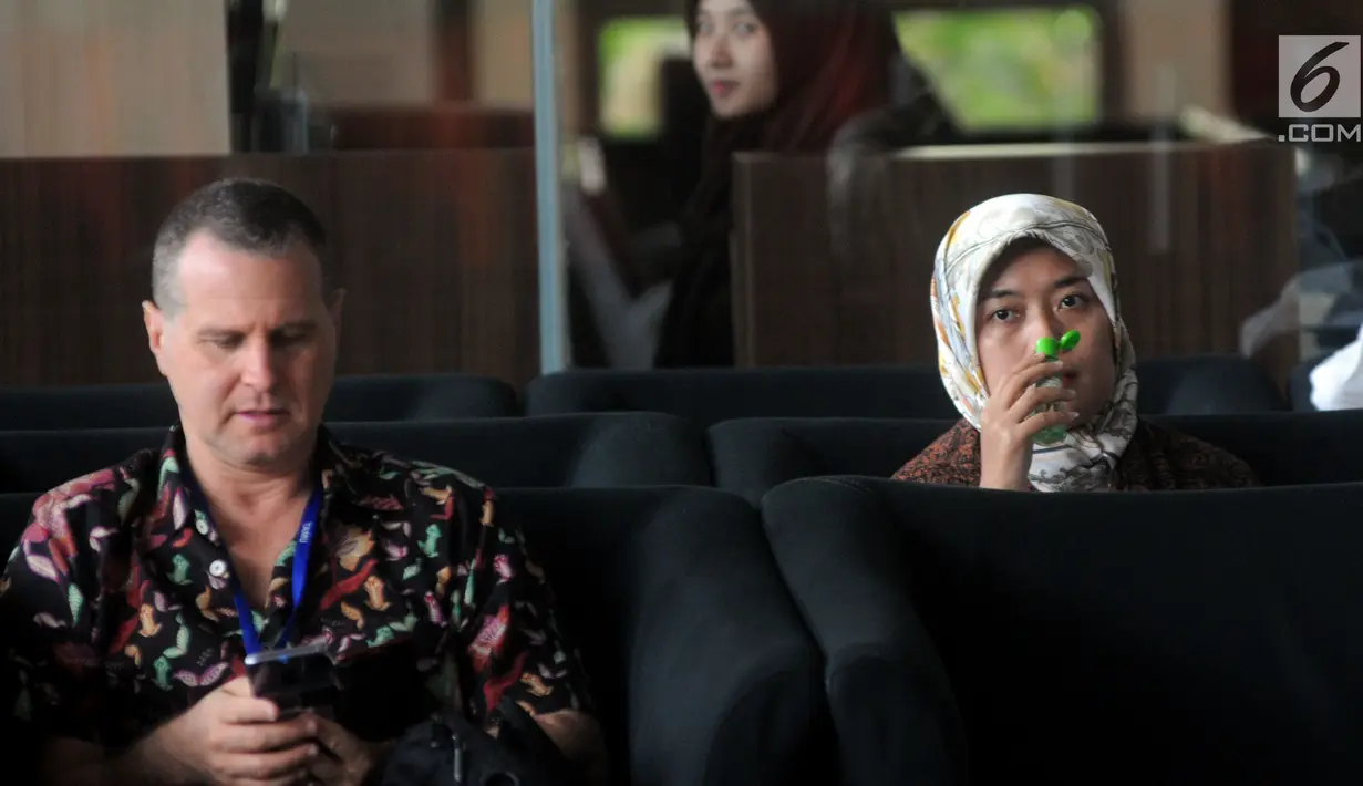 Bupati Lampung Timur Chusnunia Chalim atau Nunik (kanan) menunggu penyidikan di Gedung KPK, Jakarta, Jumat (1/3). Nunik diperiksa sebagai saksi untuk tersangka terpidana mantan Bupati Lampung Tengah Mustafa. (Merdeka.com/Dwi Narwoko)
