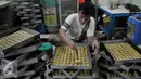 Sebelum dipanggang, kue yang telah dicetak dioleskan mentega terlebih dahulu, Jakarta, Rabu (8/7/2015). Menjelang Hari Raya Idul Fitri permintaan kue kering mengalami lonjakan hingga 100 persen dibandingkan dengan hari biasa. (Liputan6.com/JohanTallo)