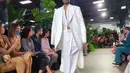 Tren Dalam jepretan Luna, terlihat model memakai pakaian serba putih yang canggih dan terlihat mahal yang menghiasi runway Michael Kors. Seperti setelan celana yang berpotongan santai. (Foto: Instagram @lunamaya)
