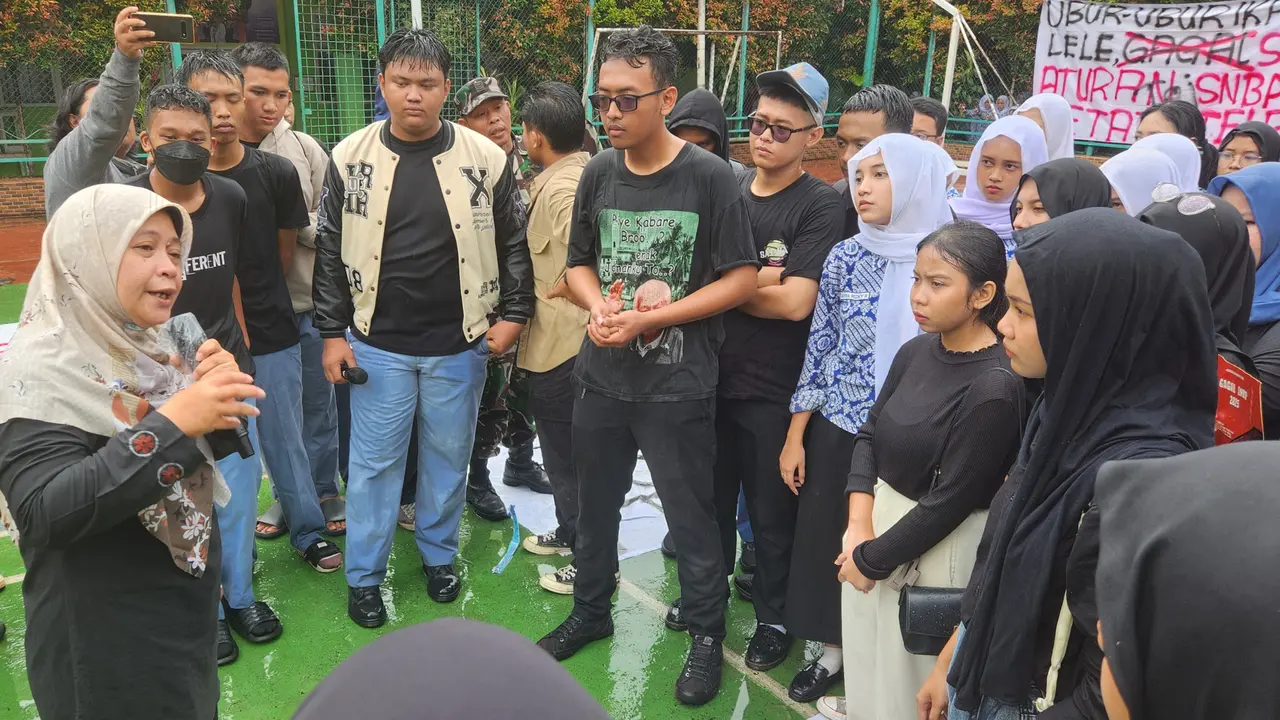 Kepala SMKN 1 Depok, Lusi Triana memberikan penjelasan penginputan data siswa SMKN 1 Depok mengikuti SNBP.