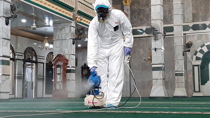 Penyemprotan disinfektan Masjid Al Munawwar Pasar Minggu, Jakarta Selatan, Jumat (1/3/2020). Penyemprotan dilakukan untuk mencegah penyebaran virus corona baru atau Covid-19.