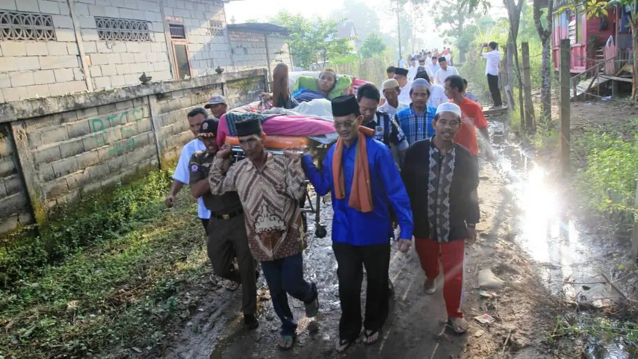 Wali Kota Palembang turut menggotong Arsyad yang menderita penyakit tumor di kakinya (Liputan6.com / Nefri Inge)