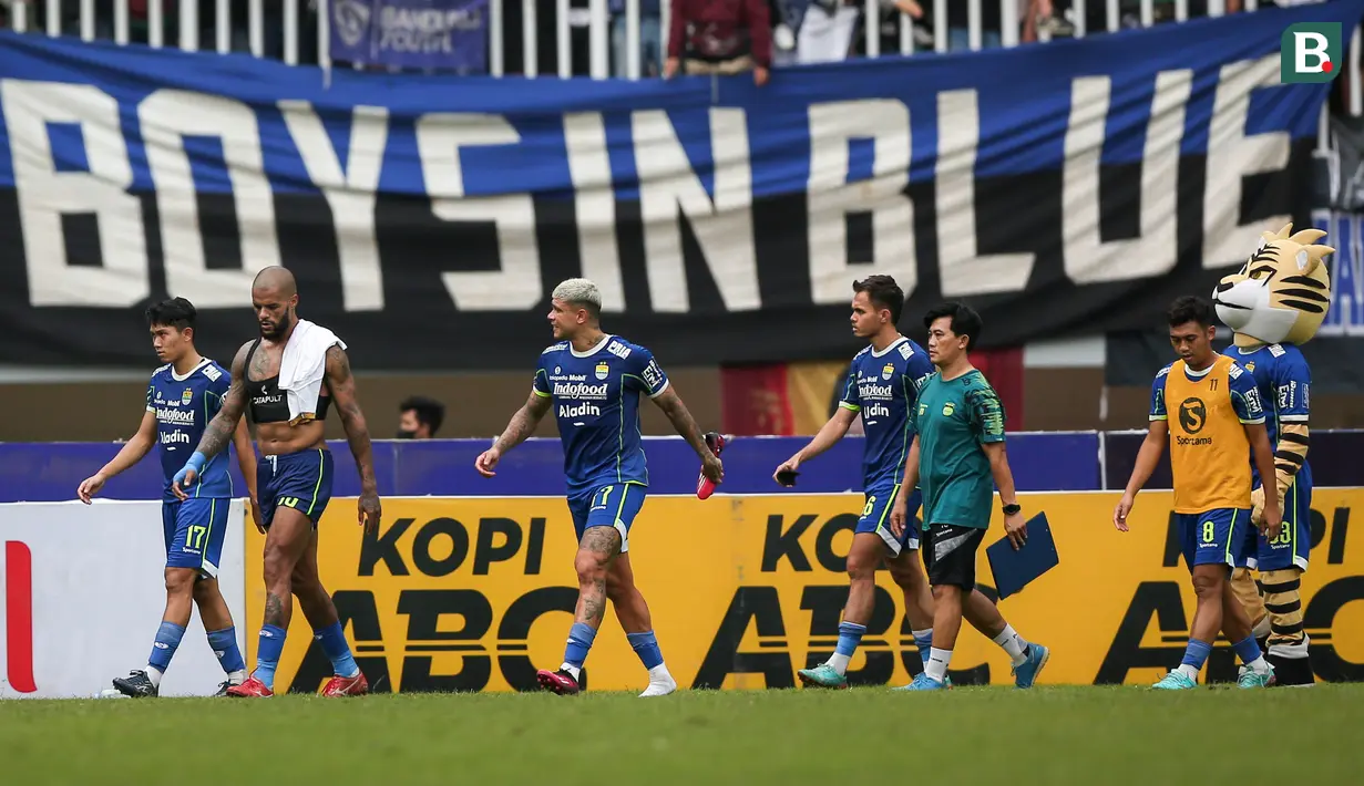 <p>Pemain Persib Bandung berjalan meninggalkan lapangan saat laga lanjutan BRI Liga 1 2022/2023 antara Persib Bandung melawan PSM Makassar di Stadion Pakansari, Bogor, Selasa (14/02/2023). (Bola.com/Bagaskara Lazuardi)</p>