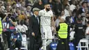 Mantan penyerang Real Madrid, Amancio Amaro Varela berjalan bersama dengan Amancio Amaro Varela sebelum pertandingan La Liga Spanyol antara Real Madrid dan Osasuna di stadion Santiago Bernabeu di Madrid pada 2 Oktober 2022. Amancio Amaro,yang juga mantan Presiden klub kehormatan, meninggal dunia pada usia 83 tahun, Selasa (21/2/2023). (AFP/Javier Soriano)