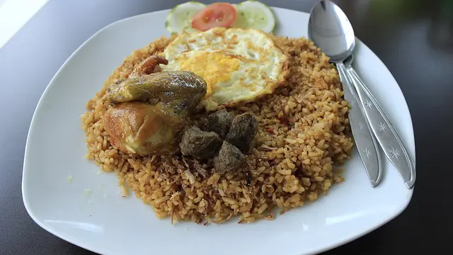 Nasi Goreng Jawa Aneka Lauk (Wikimedia Commons)