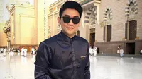 Ifan Seventeen atau Riefian Fajarsyah baru-baru ini juga melakukan ibadah umroh di Tanah Suci. Bahkan saat berada di Tanah Suci, Ifan juga sempat bertemu dengan virgoun. (Liputan6.com/IG/@ifanseventeen)