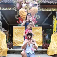 Keakraban para pemeran Elif, Gulcin Tuncok, Isabella, dan Emre Kivilcim ketika berkunjung ke Galeri Semar Kuning, Ubud, Bali. (Deki Prayoga/Bintang.com)