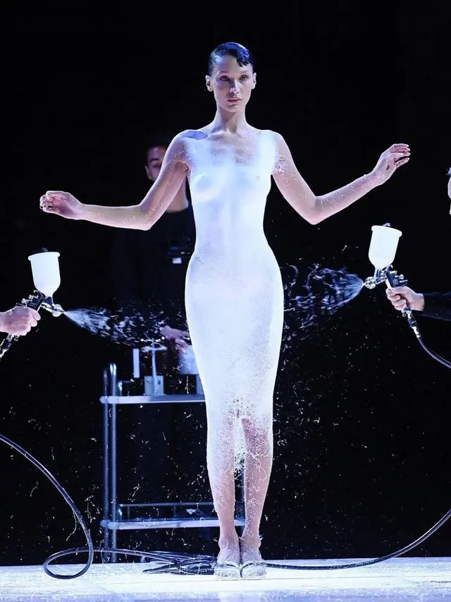 Bella Hadid di pertunjukan Coperni