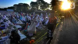 Pecalang sebagai aparat keamanan desa adat di Bali yang beragama Hindu turut aktif membantu pengamanan sholat ied (hari raya) bagi umat Islam. (merdeka.com/Arie Basuki)