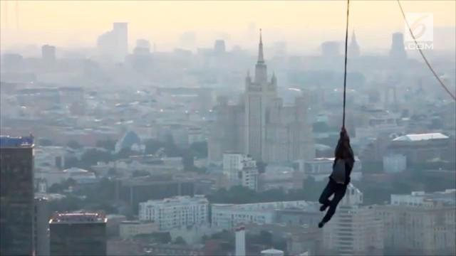 Ia hobi memanjat berbagai gedung pencakar langit tanpa pengaman apapun.