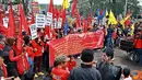 KOMITE AKSI 1 Mei berdemonstrasi dalam rangka Hari Buruh Internasional, di depan Kantor Gubernur Jabar di jalan Diponegoro, Kota Bandung, Minggu (1/5). (Aries Rachmandy) 