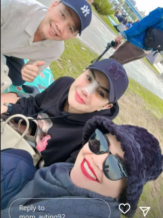 Nikita Mirzani dan Keluarga Ayu Ting Ting di Korea