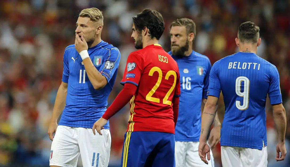 Para pemain Italia tampak kecewa usai takluk dari Spanyol pada laga kualifikasi piala dunia 2018 di Stadion Santiago Bernabeu, Madrid, Sabtu (2/9/2017). Spanyol menang 3-0 atas Italia. (AP/Paul White)