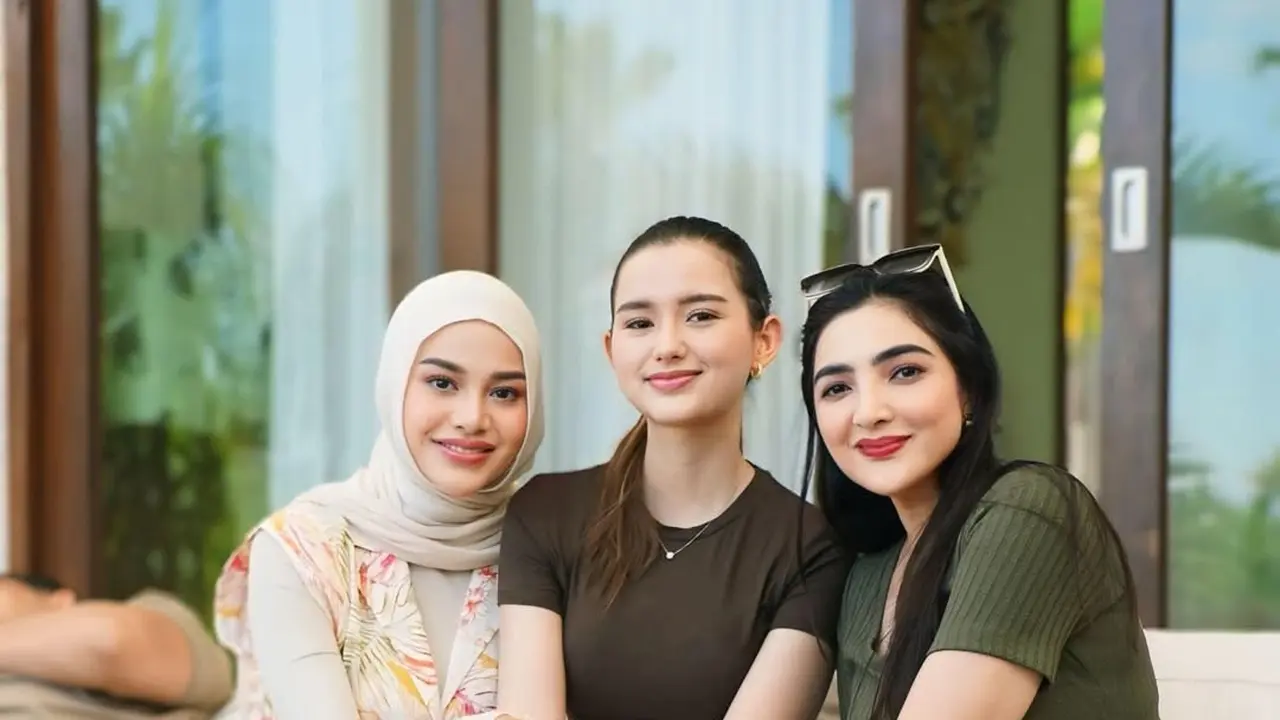 6 Gaya Liburan Aurel Hermansyah di Bali, Dress Bunga dan Sandal Jepit Tetap Kece