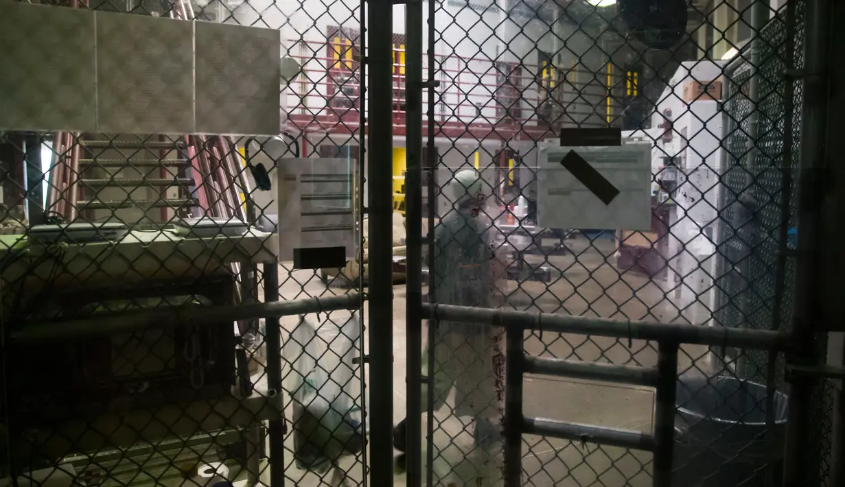Seorang tahanan berjalan dalam penjara Camp VI Pangkalan Angkatan Laut Teluk Guantanamo, Kuba, Rabu 17 April 2019. Banyak mantan napi Guantanamo yang mengatakan kalau tempat ini adalah neraka. (AP Photo/Alex Brandon)