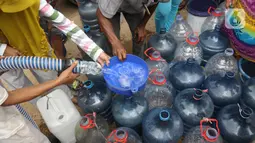 Bantuan ini untuk warga yang tinggal di bantaran kali Ciliwung karena mengalami kesulitan air bersih saat musim kemarau. (merdeka.com/Imam Buhori)