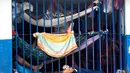 Para narapidana mengunakan tempat tidur gantung beristirahat di dalam selnya di Lapas Nasional di pusat kota Port-au-Prince, Haiti, (13/2). Sebagian narapidana, belum menjalani sidang putusan atas kejahatan yang dilakukannya. (AP Photo/Dieu Nalio Chery)