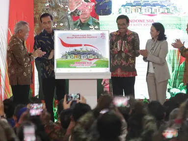 Presiden Jokowi didampingi Menteri PUPR Basuki Hadimuljono, Menteri BUMN Rini Soemarno, dan Dirut PT BTN (Persero) Tbk Maryono membuka pameran perumahan nasional Indonesia Property Expo 2017 di JCC Senayan, Jumat (11/8). (Liputan6.com/Angga Yuniar)