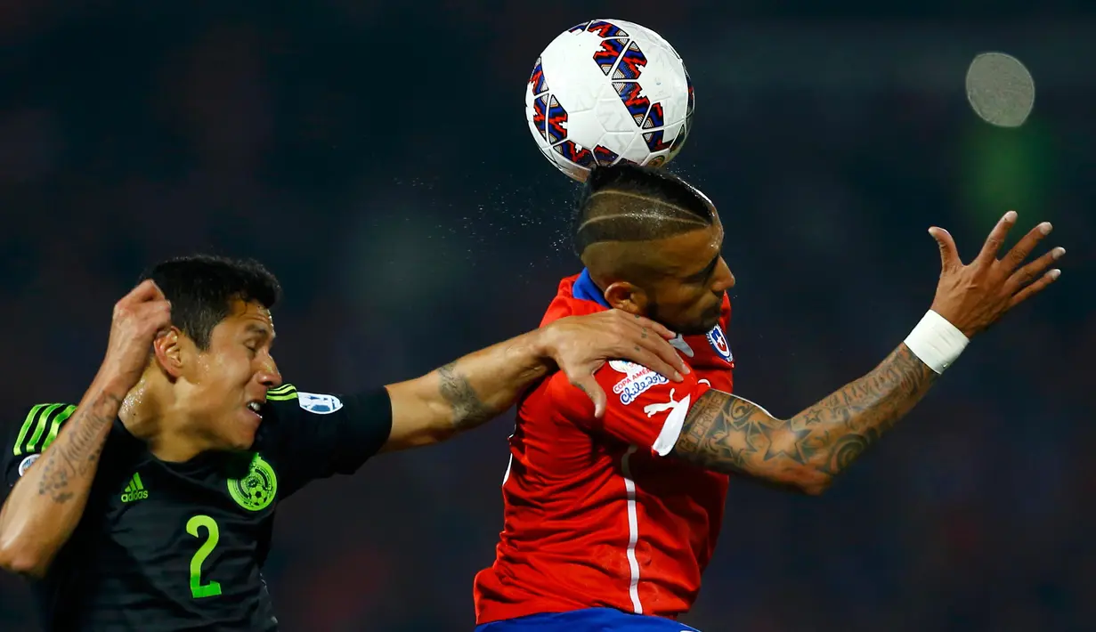 Duel panas terjadi antara Chile melawan Meksiko saat pertandingan Copa America 2015 di National Stadium, Santiago, Chile, (16/6/2015). Chile bermain imbang 3-3 dengan Meksiko. (REUTERS/Ivan Alvarado)