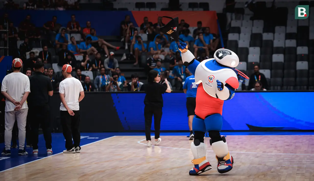 <p>Maskot Piala Dunia FIBA 2023, JIP yang merupakan singkatan dari tiga negara tuan rumah, Jepang, Indonesia dan Filipina menghibur para penonton saat jeda laga pembuka Grup H Piala Dunia FIBA 2023 antara Timnas Basket Latvia melawan Timnas Basket Lebanon di Indonesia Arena, Kompleks Gelora Bung Karno, Senayan, Jakarta, Jumat (25/08/2023). (Bola.com/Bagaskara Lazuardi)</p>