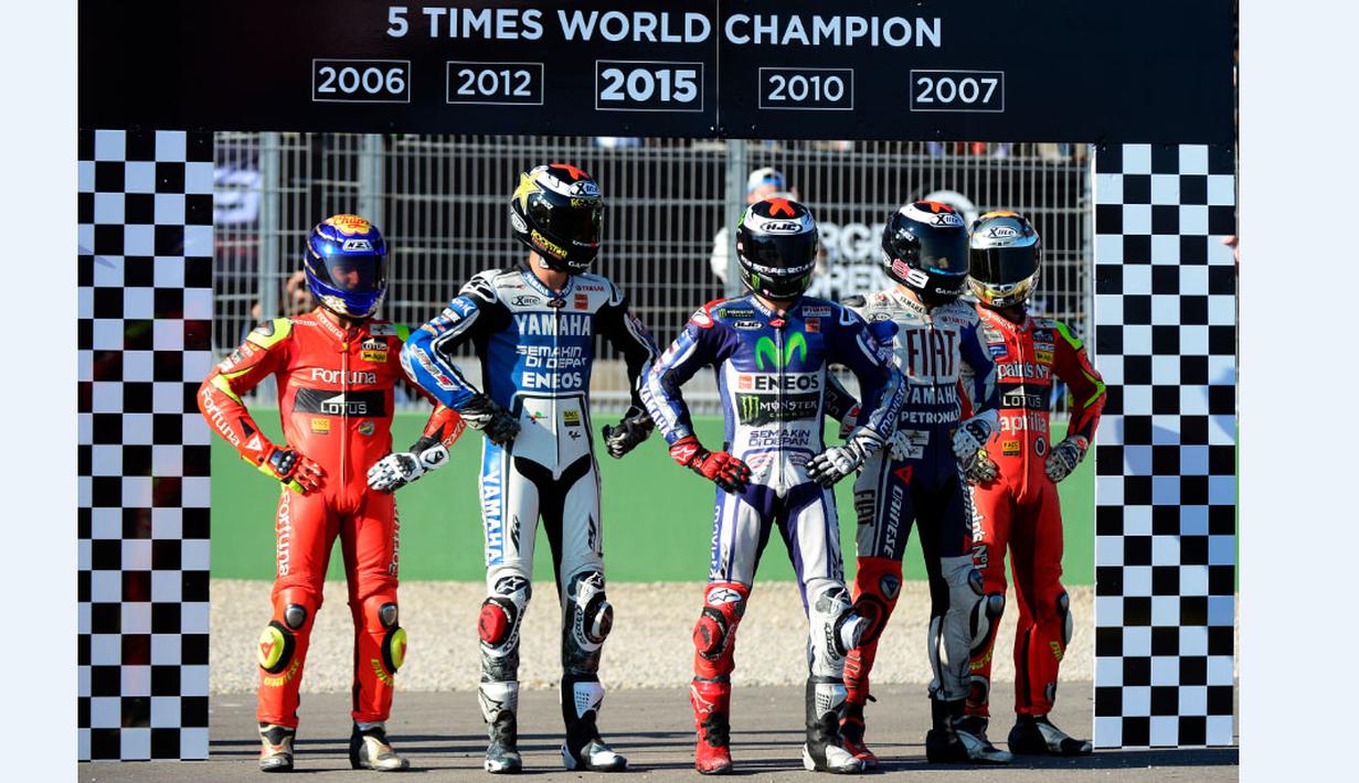 Pebalap Movistar Yamaha, Jorge Lorenzo (tengah), merayakan gelar juara dunia kelimanya setelah finis pertama dalam MotoGP Valencia di Sirkuit Ricardo Tormo, Valencia, Spanyol, (8/11/2015). (AFP Photo/Jose Jordan)